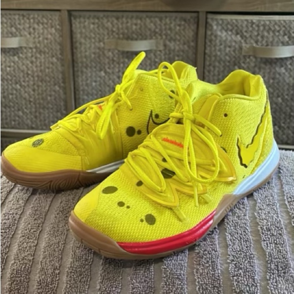 SpongeBob Kyrie. Great condition, worn once.